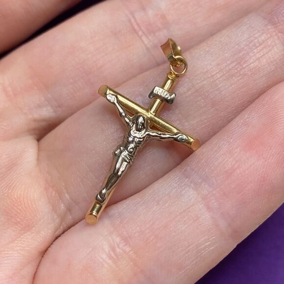 💛 10k Yellow & White Gold Crucifix Pendant - Picture 3 of 5